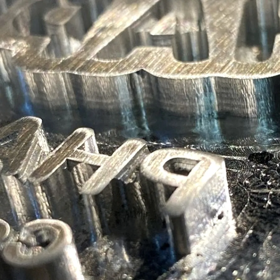 Macro di un clich&eacute; in magnesio: si vede la profondit&agrave; dell'incisione attorno alle lettere in rilievo