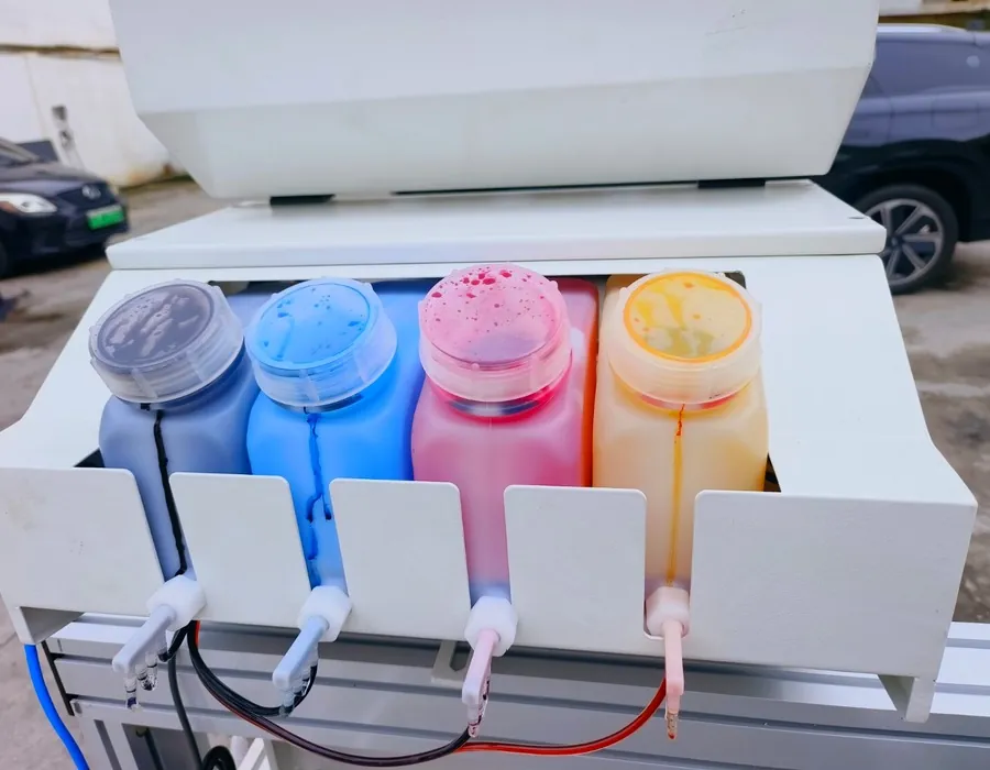 Serbatoi degli inchiostri a quattro colori della stampante digitale