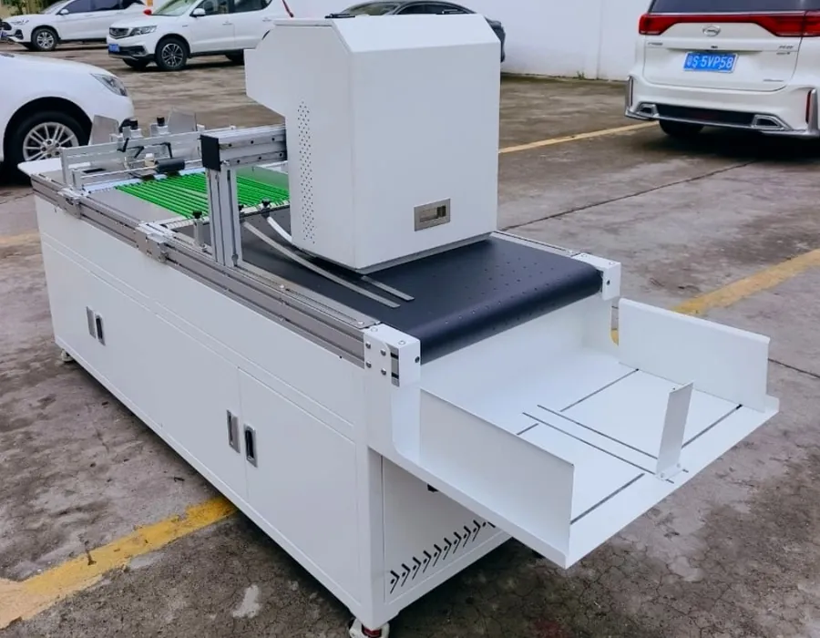 Stampante digitale inkjet vista di lato, con nastro e alimentatore