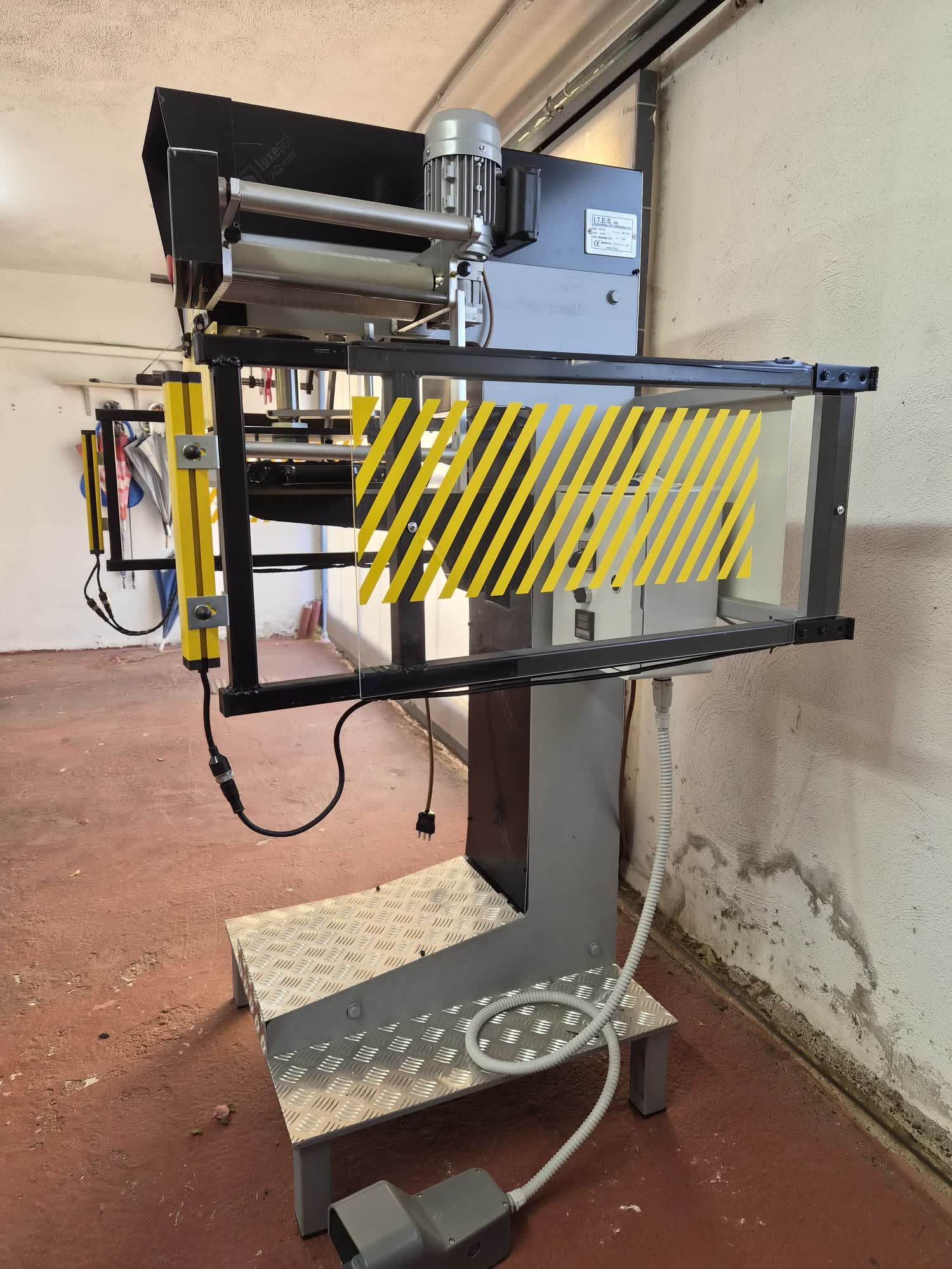 La ANGIPRESS di lato, con il portabobina del foil in alto